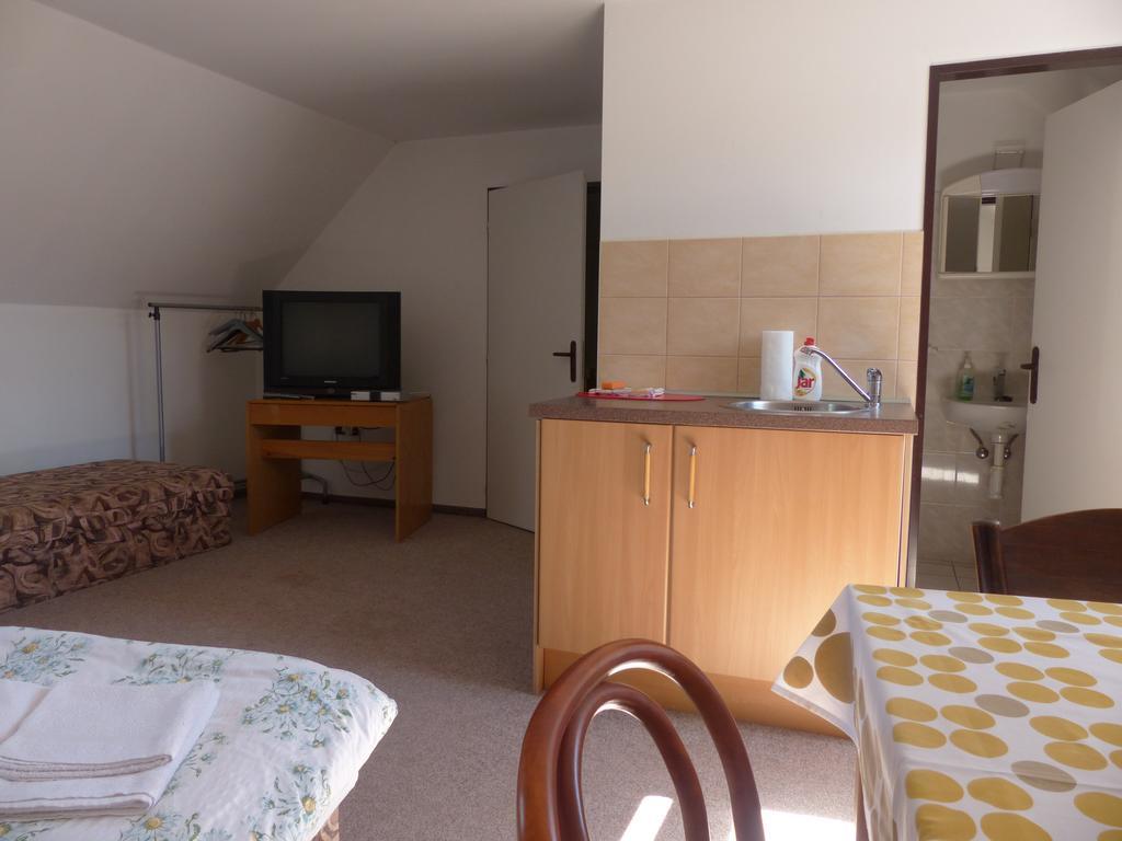Bizoni Dvur Hotel Retenice ภายนอก รูปภาพ