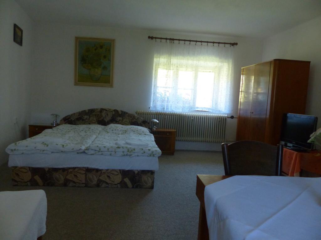 Bizoni Dvur Hotel Retenice ภายนอก รูปภาพ